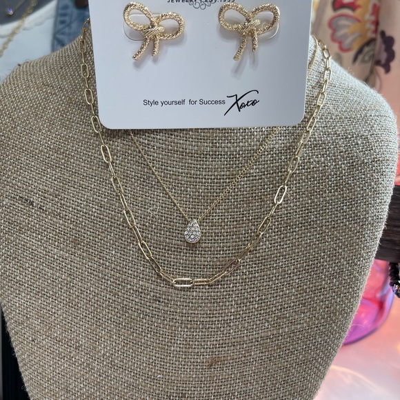 Merry Gold Bow Earrings - Picture 3 of 3